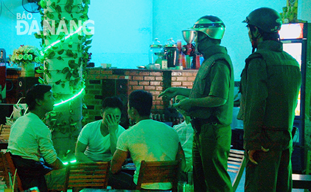 Tổ tuần tra Công an phường Hòa Thuận Tây nhắc nhở nhóm thanh niên ngồi đánh bài khuya tại quán cà-phê trên đường Trưng Nữ Vương.