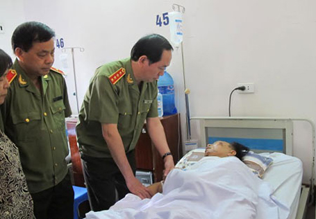 Ngày 4/5/2014, Đại tướng Trần Đại Quang, Bộ trưởng Bộ Công an đến Bệnh viện Việt Đức (Hà Nội) thăm hỏi, động viên các chiến sĩ công an bị thương trên đường làm nhiệm vụ (Ảnh: Hồng Hải).