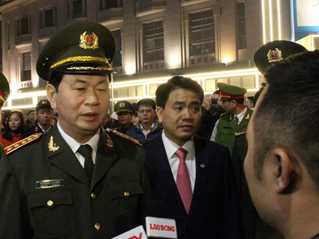 Bộ trưởng Bộ Công an Trần Đại Quang tới khu vực hồ Hoàn Kiếm (TP Hà Nội) động viên các lực lượng an ninh làm nhiệm vụ trong đêm giao thừa năm 2016.