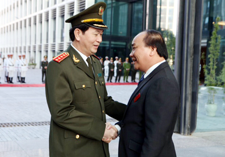 Đại tướng Trần Đại Quang - Bộ trưởng Bộ Công an trao đổi với Phó Thủ tướng Nguyễn Xuân Phúc tại Hội nghị Công an toàn quốc lần thứ 69, diễn ra vào ngày 18/12/2013 (Ảnh: Công an Nhân dân).