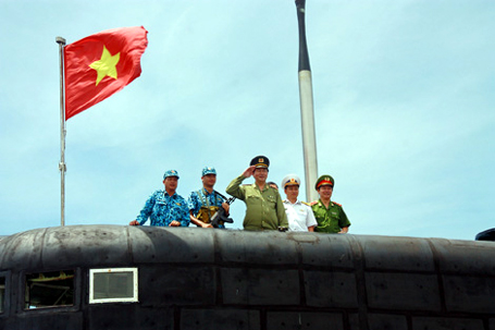 Ngày 3/9/2014, Đại tướng Trần Đại Quang cùng đoàn công tác của Bộ Công an đã đến thăm Bộ Tư lệnh Vùng 4 Hải quân, Lữ đoàn tàu ngầm 189, Lữ đoàn 162, Lữ đoàn 954 không quân - hải quân thuộc Quân chủng Hải quân. Tại đây, Đại tướng Trần Đại Quang đã lên thăm tàu ngầm Kilo 636 mang tên HQ182 Hà Nội (Ảnh: Công an Nhân dân).