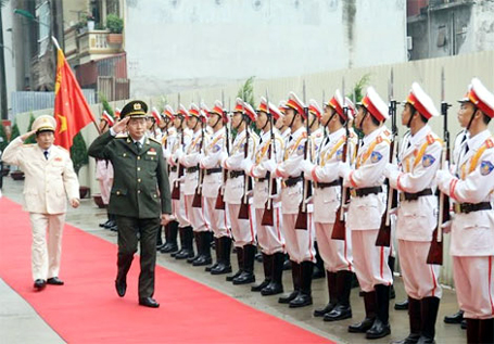 Đại tướng Trần Đại Quang, Uỷ viên Bộ Chính trị, Bộ trưởng Bộ Công an duyệt đội danh dự trong lễ khai giảng năm học mới tại Học viện Chính trị CAND (Ảnh: Công an Nhân dân).