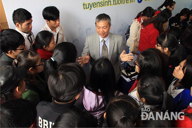 Nhiều trường THPT tổ chức tư vấn, ôn thi từ rất sớm.  Trong ảnh: Học sinh lắng nghe giải đáp thắc mắc trong buổi tư vấn tuyển sinh tại Trường THPT Phan Châu Trinh.