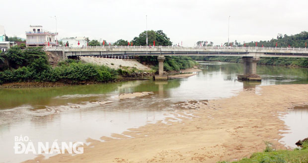 Sông Vu Gia tại cầu Ái Nghĩa (Đại Lộc, Quảng Nam) liên tục cạn trơ đáy.