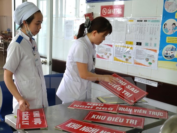 Các bác sỹ tại Khoa Y học nhiệt đới - Bệnh viện Đà Nẵng chuẩn bị công tác tiếp nhận bệnh nhân nhiễm virus Zika nếu có. (Ảnh: Đinh Văn Nhiều/TTXVN)