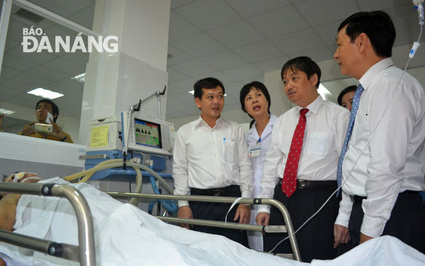 Ông Đặng Việt Dũng tham quan khu phẫu thuật và điều trị mới của Bệnh viện Đà Nẵng