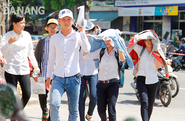 Việc tuyển sinh theo nhóm trường sẽ giúp thí sinh có thêm nhiều sự lựa chọn.  TRONG ẢNH: Học sinh Đà Nẵng tham gia kỳ thi tốt nghiệp THPT năm học 2014-2015. 