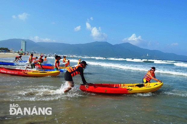 Người dân và du khách tham gia cuộc thi Vượt sóng Mỹ Khê lần 2 được tổ chức tại Mùa du lịch biển 2015.