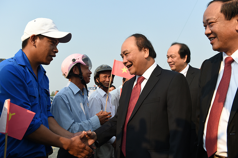 Thủ tướng gặp gỡ người dân địa phương. Ảnh: VGP/Quang Hiếu