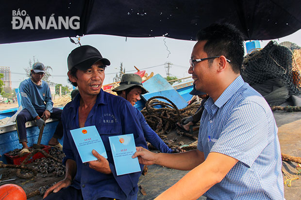 Ông Võ Đình Công (bên phải), Chủ tịch UBND phường Thọ Quang đến tận nơi tuyên truyền thông tin về cuộc bầu cử cho ngư dân tại âu thuyền Thọ Quang.