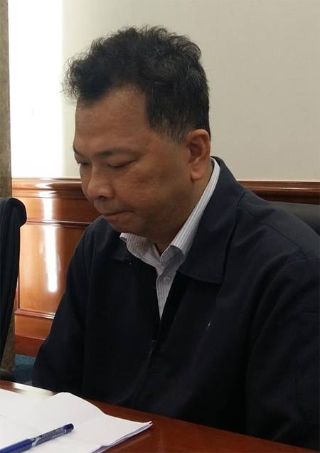 Trong khi lãnh đạo công ty Formosa giải thích, ông Chu Xuân Phàm cúi đầu lặng lẽ. Ảnh: Đức Hùng.