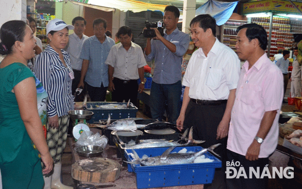 Phó Chủ tịch UBND thành phố Đặng Việt Dũng kiểm tra thực tế tại chợ An Hải Đông