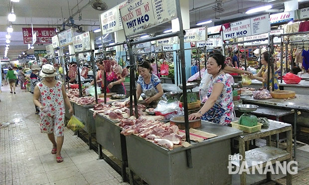 Cần kiểm soát tốt nguồn gốc, chất lượng thực phẩm các loại.  Trong ảnh: Các tiểu thương kinh doanh hàng thịt tại chợ Siêu thị Đà Nẵng. 