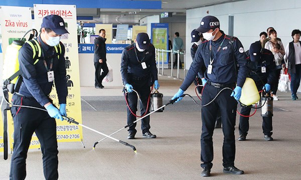 Nhân viên y tế phun thuốc diệt muỗi tại sân bay quốc tế Incheon. (Nguồn: Yonhap)