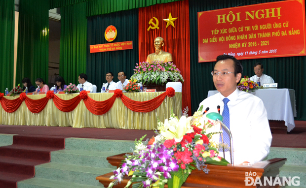 Bí thư Thành ủy Nguyễn Xuân Anh, ứng cử viên HĐND thành phố khóa IX đơn vị bầu cử số 3 tiếp thu, giải đáp một số ý kiến của cử tri tại buổi tiếp xúc. Ảnh: VIỆT DŨNG