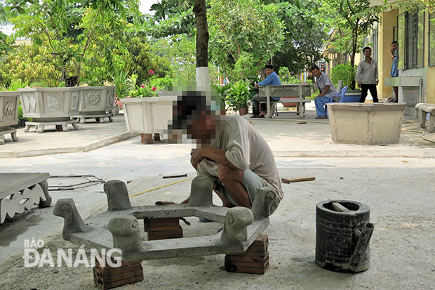 Anh L.V.Đ (42 tuổi, phường Bình Hiên, quận Hải Châu) tự tay đúc những bồn hoa trong khuôn viên Trung tâm Bảo trợ xã hội thành phố nhưng khi được về nhà thì lại uống rượu và lang thang xin ăn.