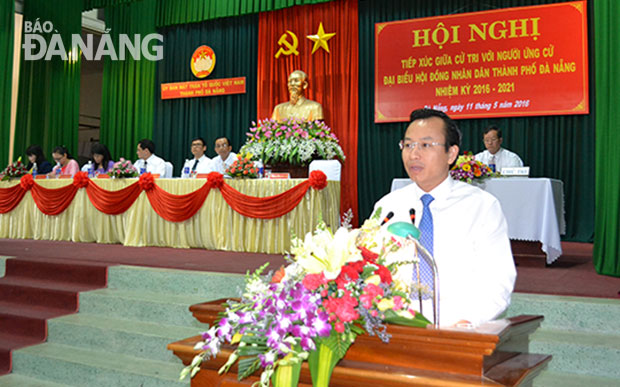 Thay mặt các ứng cử viên đơn vị bầu cử số 3, Bí thư Thành ủy Nguyễn Xuân Anh tiếp thu, thông tin lại một số vấn đề cử tri quan tâm.  Ảnh: VIỆT DŨNG