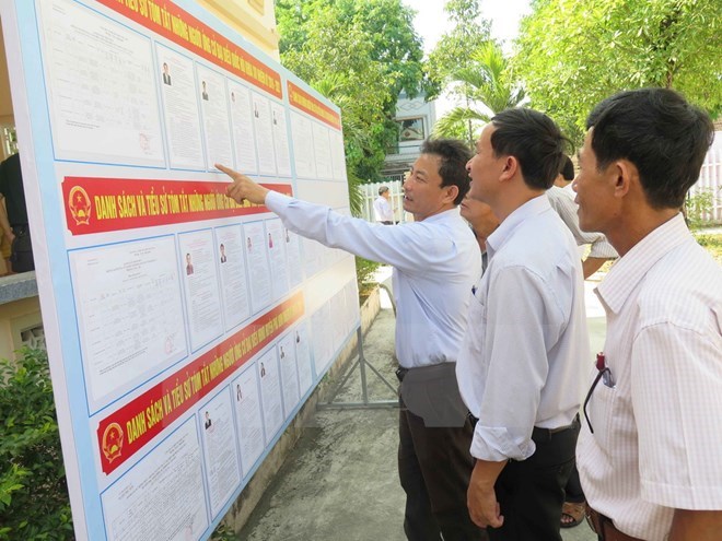 Cử tri huyện Phú Ninh, Quảng Nam tìm hiểu, lựa chọn các ứng cử viên xứng đáng trong danh sách niêm yết. (Ảnh: Đoàn Hữu Trung/TTXVN)