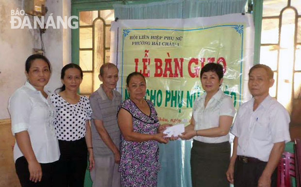Hội LHPN phường Hải Châu 1 hỗ trợ sửa chữa nhà cho hội viên phụ nữ nghèo.
