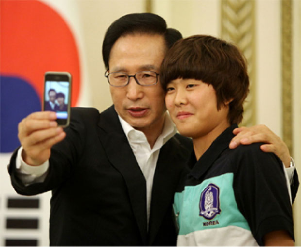 Cựu Tổng thống Hàn Quốc Lee Myung-Bak và cầu thủ bóng đá Ji So Yun.