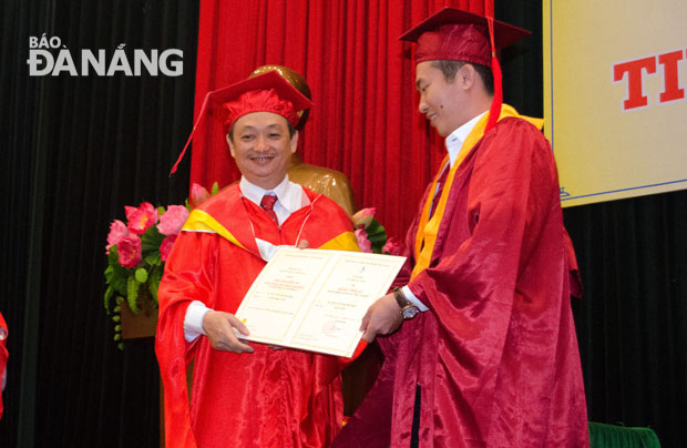 Phó chủ tịch UBND thành phố Đà Nẵng trao bằng tiến sỹ cho các tân tiến sỹ