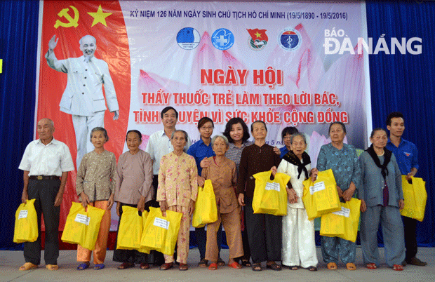 Giám đốc Sở Y tế Ngô Thị Kim Yến trao quà cho các Mẹ Việt Nam anh hùng