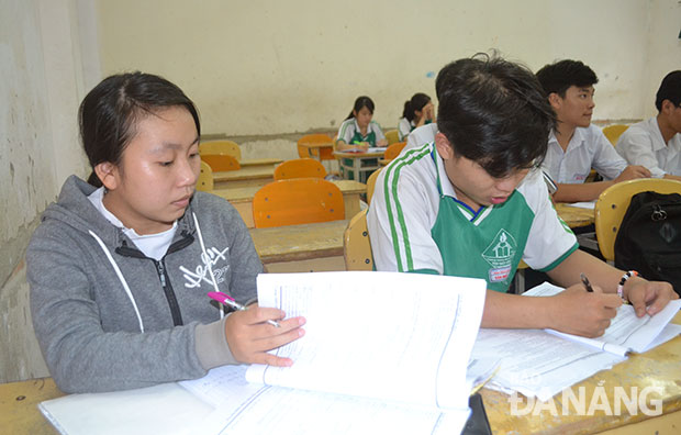 Học sinh ôn tập chuẩn bị cho kỳ thi tốt nghiệp THPT quốc gia 2016 ở Đà Nẵng.