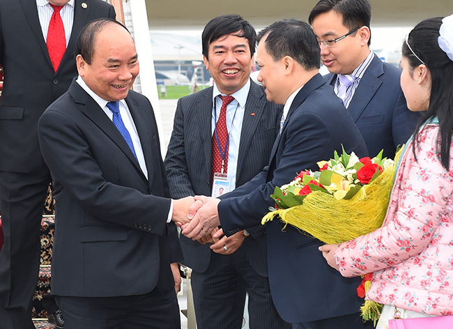 Cán bộ, nhân viên Đại sứ quán Việt Nam tại Nga đón Thủ tướng Nguyễn Xuân Phúc - Ảnh: VGP/Quang Hiếu