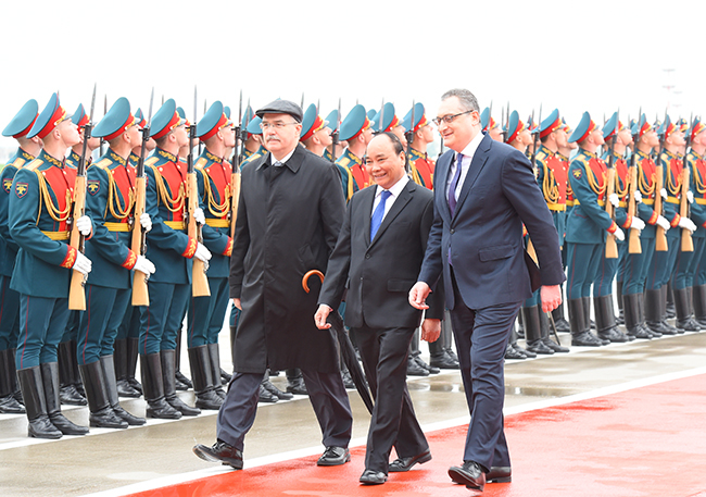 Thủ tướng Nguyễn Xuân Phúc duyệt đội danh dự tại sân bay Vnukovo - Ảnh: VGP/Quang Hiếu