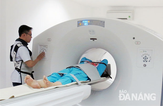 Các bác sĩ thực hiện kỹ thuật PET/CT cho bệnh nhân.