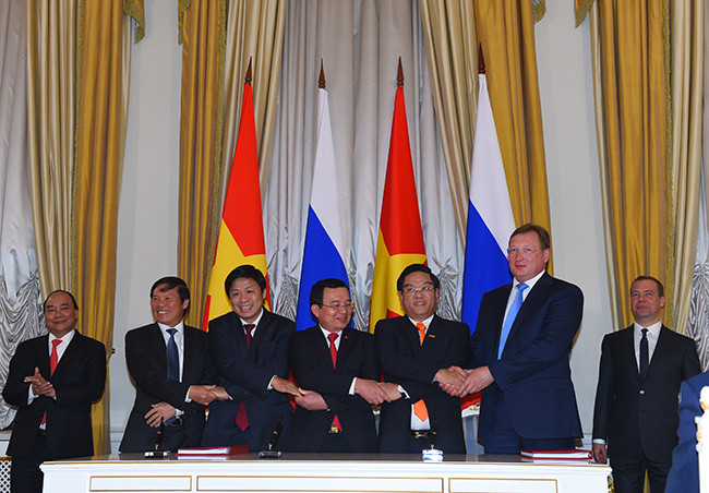 Thủ tướng Nguyễn Xuân Phúc và Thủ tướng Dmitry Medvedev chứng kiến lễ ký kết hợp đồng chia sản phẩm dầu khí giữa Tập đoàn Dầu khí Quốc gia Việt Nam và Tổ hợp nhà thầu VSP PVEP Bitexco Sovico