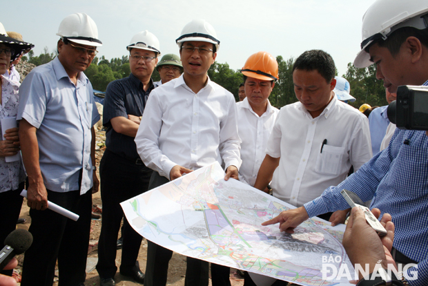 Bí thư Thành ủy Nguyễn Xuân Anh nghe các ngành chức năng báo cáo quy hoach dự án Khu liên hợp xử lý chất thải mới sẽ kêu gọi đầu tư vào năm 2017