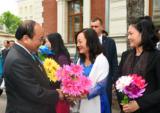 Đại diện cán bộ, nhân viên Đại sứ quán Việt Nam tại Nga chào đón Thủ tướng Nguyễn Xuân Phúc. 