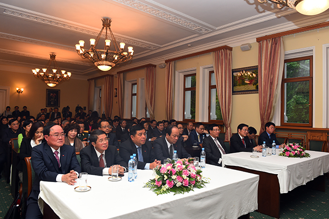 Cán bộ nhân viên Đại sứ quán Việt Nam tại Nga dự buổi nói chuyện của Thủ tướng Nguyễn Xuân Phúc.