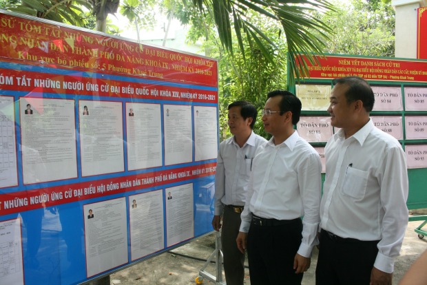 Bí thư Thành ủy Nguyễn Xuân Anh kiểm tra tại khu vực kiểm số 5, phường Khuê Trung, quận Cẩm Lệ.