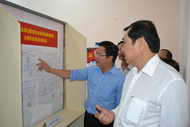 Chủ tịch UBND thành phố Huỳnh Đức Thơ kiểm tra khu vực bỏ phiếu tại địa điểm bầu cử trên địa bàn phường Thanh Khê Đông, quận Thanh Khê