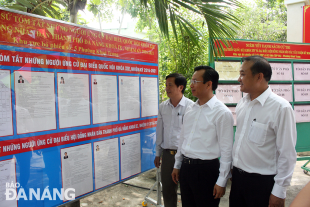 Bí thư Thành ủy Nguyễn Xuân Anh (giữa)kiểm tra tại khu vực bỏ phiếu số 5, phường Khuê Trung, quận Cẩm Lệ sáng 18-5.  Ảnh: SƠN TRUNG