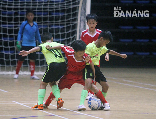 Sự thay đổi lối chơi hợp lý trong hiệp hai đã giúp đội TH Ngô Gia Tự (áo vàng) giành được chiến thắng quan trọng trước đội TH Nguyễn Văn Trỗi (áo đỏ).
