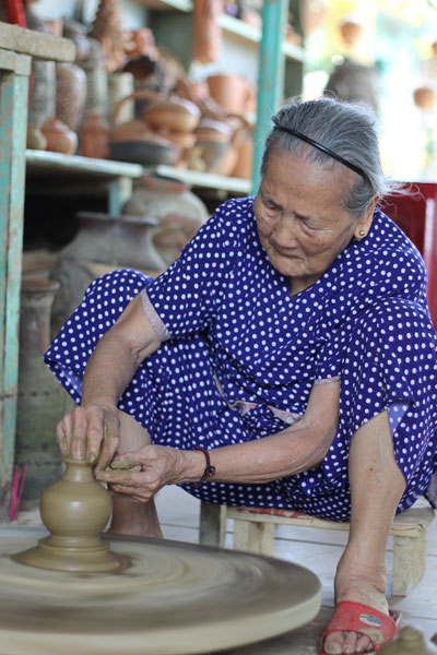 Cụ Nguyễn Thị Được, 92 tuổi vẫn gắn với bàn xoay gốm - nghề truyền thống lâu đời ở Hội An.