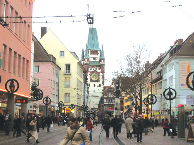 Thành phố Freiburg (Đức) có 500km tuyến đường dành cho xe đạp, xe điện và một hệ thống giao thông công cộng giá rẻ, hiệu quả. 