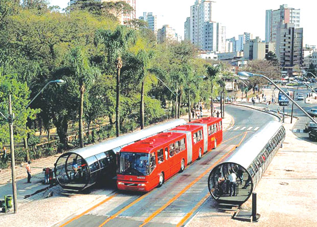 Thành phố Curitiba ở miền nam Brazil với 2 triệu dân có gần 70% người dân đi làm bằng giao thông công cộng nên đường phố rộng rãi và không khí trong lành.