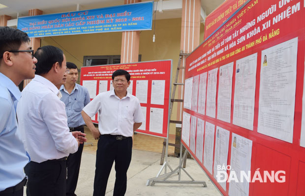 Phó Bí thư Thường trực Thành ủy Võ Công Trí kiểm tra thực tế công tác bầu cử tại khu vực thôn An Ngãi Tây, xã Hòa Sơn