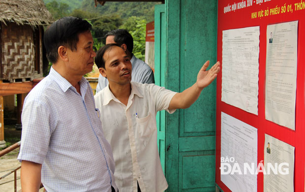 Chủ tịch UBBC thành phố Trần Thọ kiểm tra công tác chuẩn bị bầu cử tại nhà Rông thôn Tà Lang.