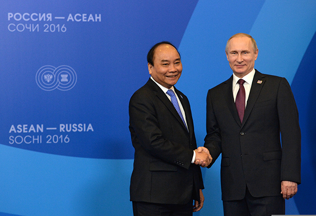 Thủ tướng Nguyễn Xuân Phúc và Tổng thống Liên bang Nga V.Putin. Ảnh: BTC