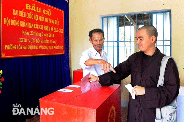 Tại tổ bầu cử số 5, phường Hòa Hải, quận Ngũ Hành Sơn nhiều tăng ni, phật tử cũng đã có mặt rất sớm để thực hiện quyền công dân của mình.