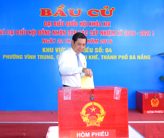 Chủ tịch UBND thành phố Huỳnh Đức Thơ thực hiện quyền công dân của mình tại khu vực bỏ phiếu số 4 phường Vĩnh Trung, quận Thanh Khê