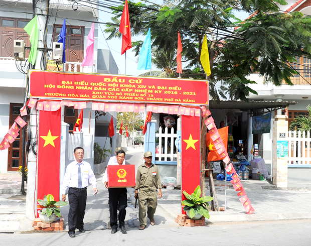 Tổ bầu cử số 13, phường Hòa Hải, Ngũ Hành Sơn đưa thùng phiếu phụ đến gia  đình cử tri Nguyễn Thị Mẫn, do bà khó khăn trong việc đi lại.