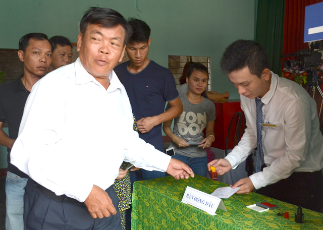 Cử tri tại khu vực bỏ phiếu số 2 phường Thọ Quang đóng dấu 