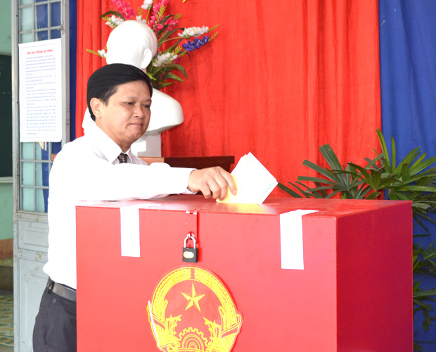 Phó Chủ tịch HĐND thành phố, Phó Chủ tịch Ủy ban bầu cử thành phố Nguyễn Nho Trung bỏ phiếu bầu đại biểu Quốc hội khóa XIV và đại biểu HĐND các cấp nhiệm kỳ 2016-2021.