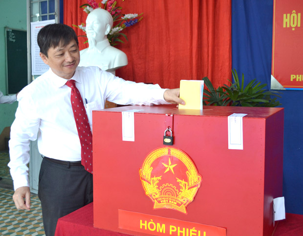 Phó Chủ tịch UBND thành phố Đặng Việt Dũng bỏ phiếu bầu đại biểu Quốc hội khóa XIV và đại biểu HĐND các cấp nhiệm kỳ 2016-2021.  